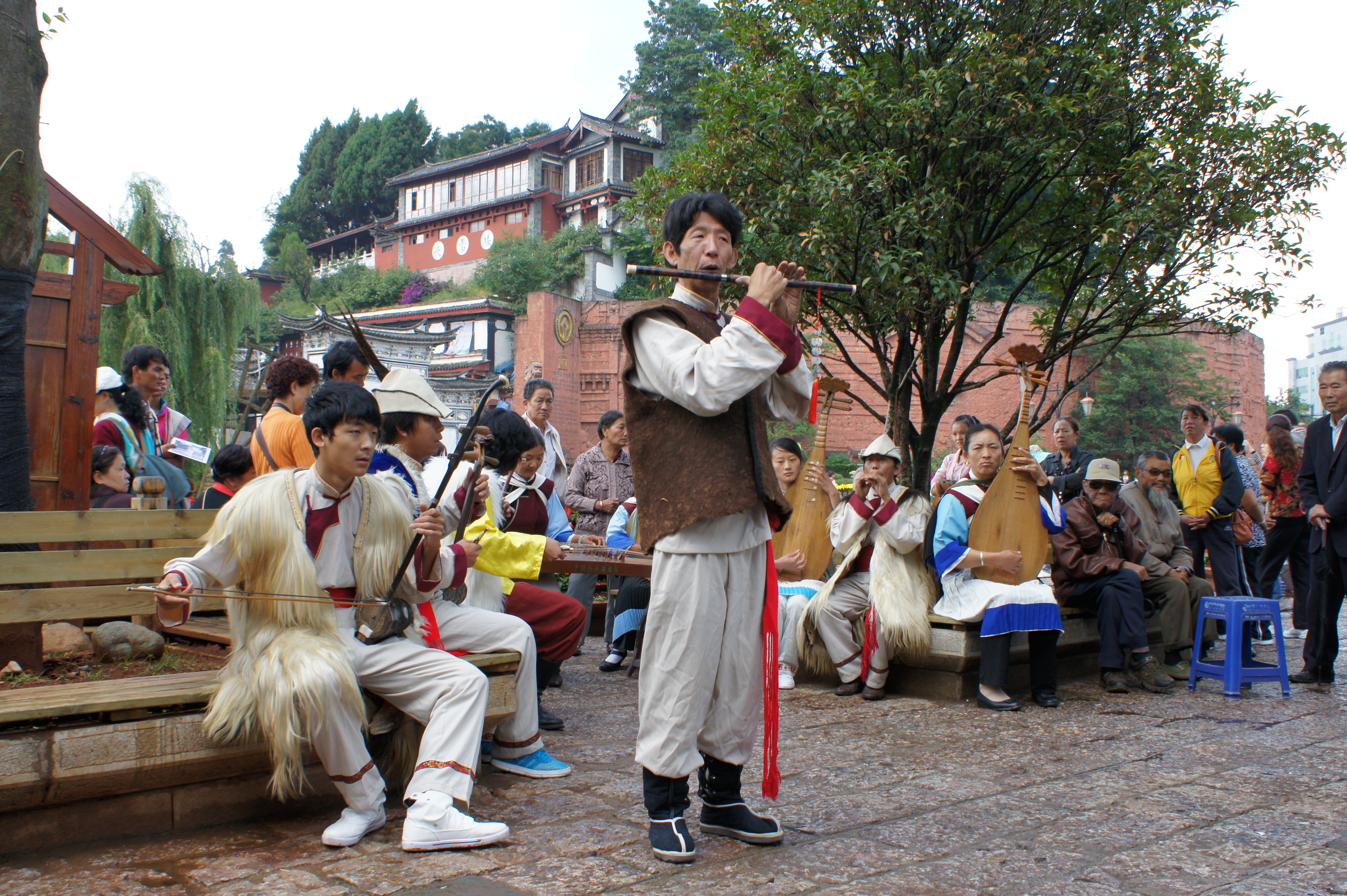 ▼如果无法播放,请升级您的浏览器省级非遗项目“什蹉”演出。(供图)白沙细乐演奏。站立者为国家级传承人