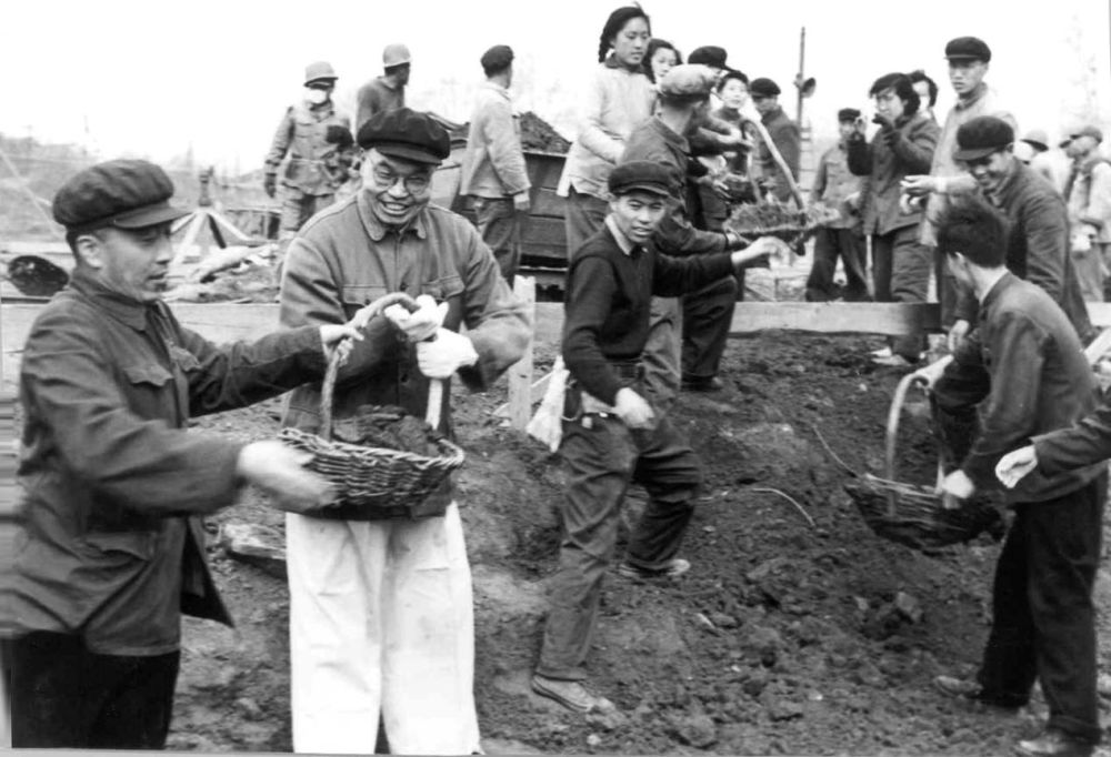 1959年5月，匡亚明校长参加理化楼建筑工地的劳动。