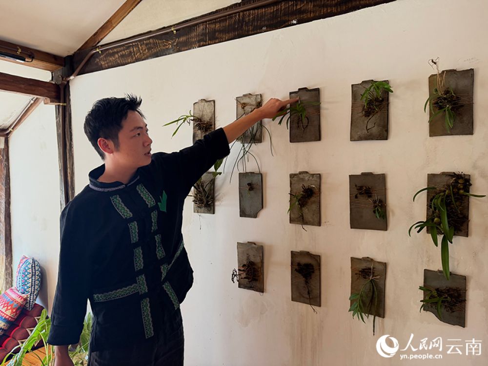 【4】郭晨正在介绍茶室的设计风格。人民网-雷霁摄
