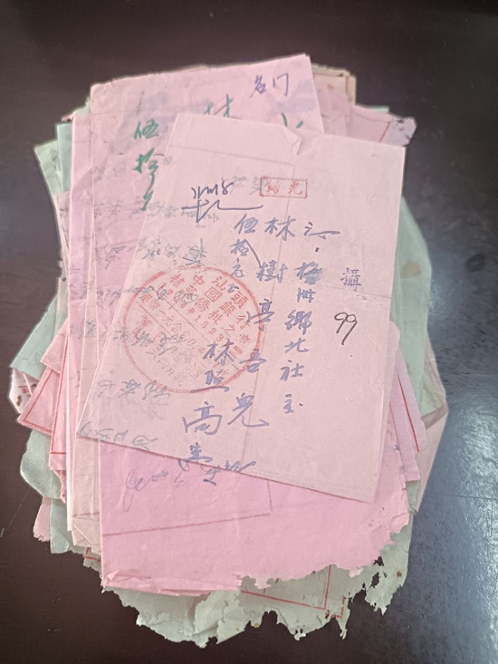 2026年9月10日上午，汕头市民最新捐赠的37封“侨批”。汕头市侨批文物馆供图