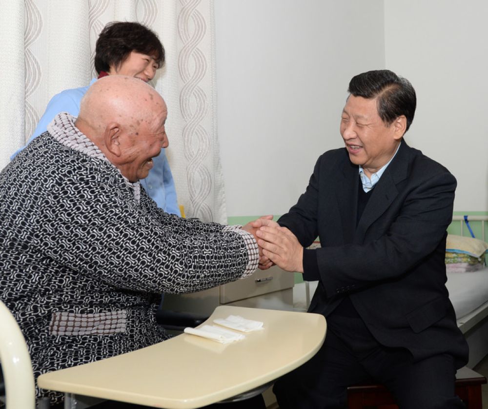 2013年12月28日,习近平总书记在北京市海淀区四季青敬老院看望五保老人刘岐时同他握手交谈。