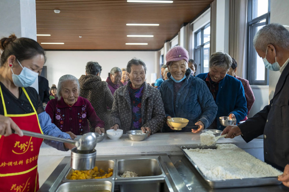 2025年10月14日,老人们在湖北省孝感市孝昌县王店镇新岗村幸福食堂就餐。