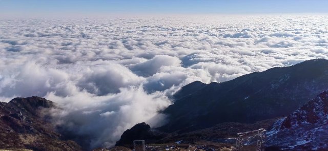 大理苍山壮美云海：平铺峰顶滔天白，五更变幻长空色 (13).jpg