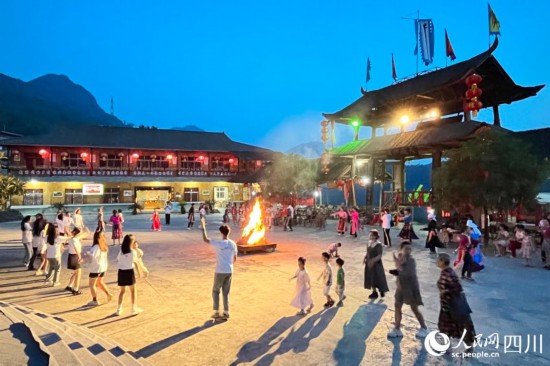 高校學(xué)生與村民們一起跳鍋莊。人民網(wǎng)記者 朱虹攝