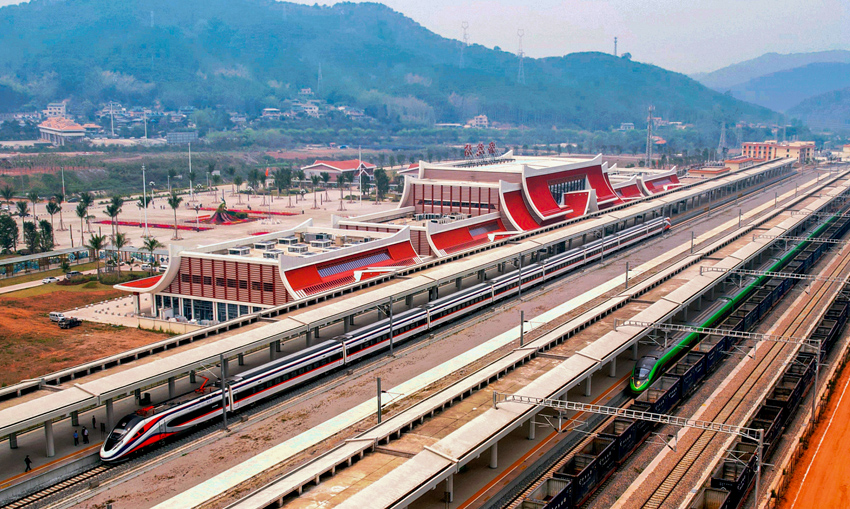 對(duì)向行駛的國(guó)際客運(yùn)列車“復(fù)興號(hào)”和“瀾滄號(hào)”在磨憨站交匯。楊紫軒攝