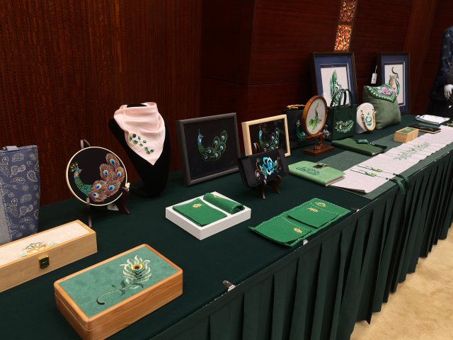 9月23日，楚雄彝绣成衣系列将亮相米兰时装周， 古老非遗绽放国际舞台4.jpg