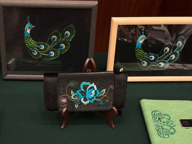 9月23日，楚雄彝绣成衣系列将亮相米兰时装周， 古老非遗绽放国际舞台5.jpg