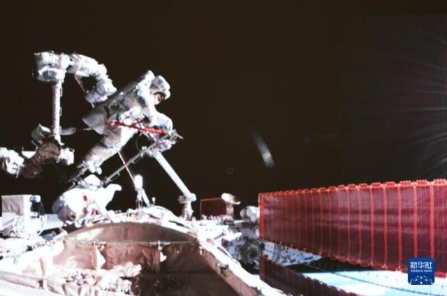 这是在北京航天飞行控制中心拍摄的神舟十六号航天员景海鹏(上)、朱杨柱开展舱外操作的画面(7月20日摄)。新华社记者 郭中正 摄.jpg