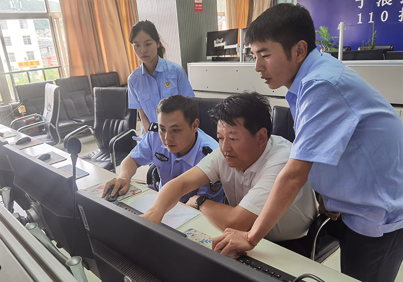 烟草专卖执法人员与公安民警研判涉烟案件线索。王继文摄