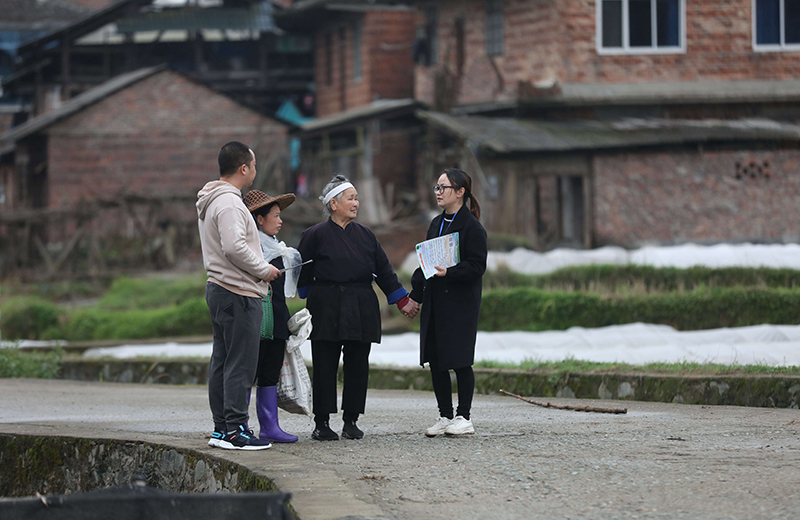 2022年3月24日，在廣西柳州市三江侗族自治縣良口鄉(xiāng)南寨村，紀(jì)檢監(jiān)察干部（右一、左一）在了解惠農(nóng)政策落實(shí)情況。