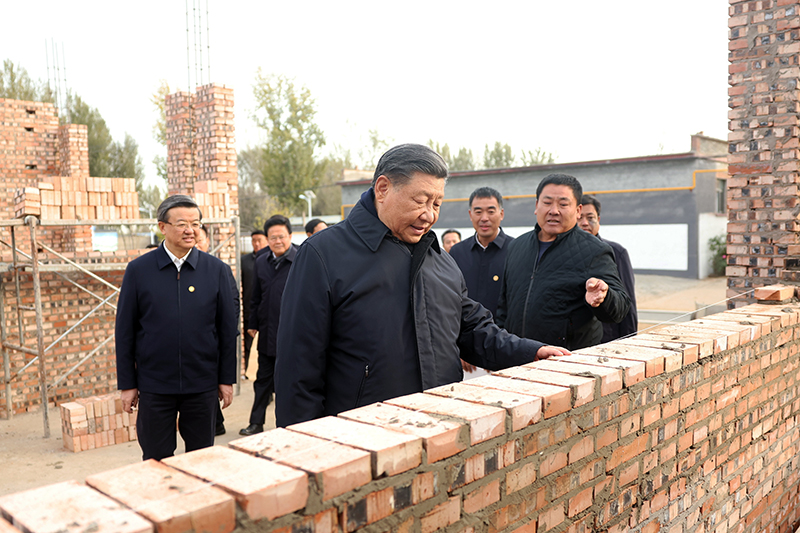 2023年11月10日，習(xí)近平總書記在河北保定涿州市刁窩鎮(zhèn)萬(wàn)全莊村房屋重建施工現(xiàn)場(chǎng)考察。