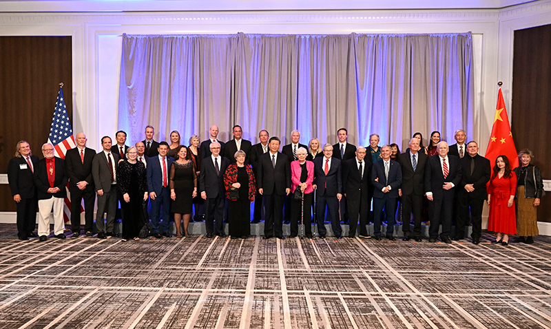 這是美國(guó)友好團(tuán)體聯(lián)合歡迎宴會(huì)開(kāi)始前，習(xí)近平主席會(huì)見(jiàn)飛虎隊(duì)和史迪威將軍后人、鼓嶺、艾奧瓦州、華盛頓州等方面友好人士代表，同他們親切交談并合影留念。