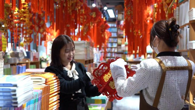 市民正在挑選燈籠.jpg