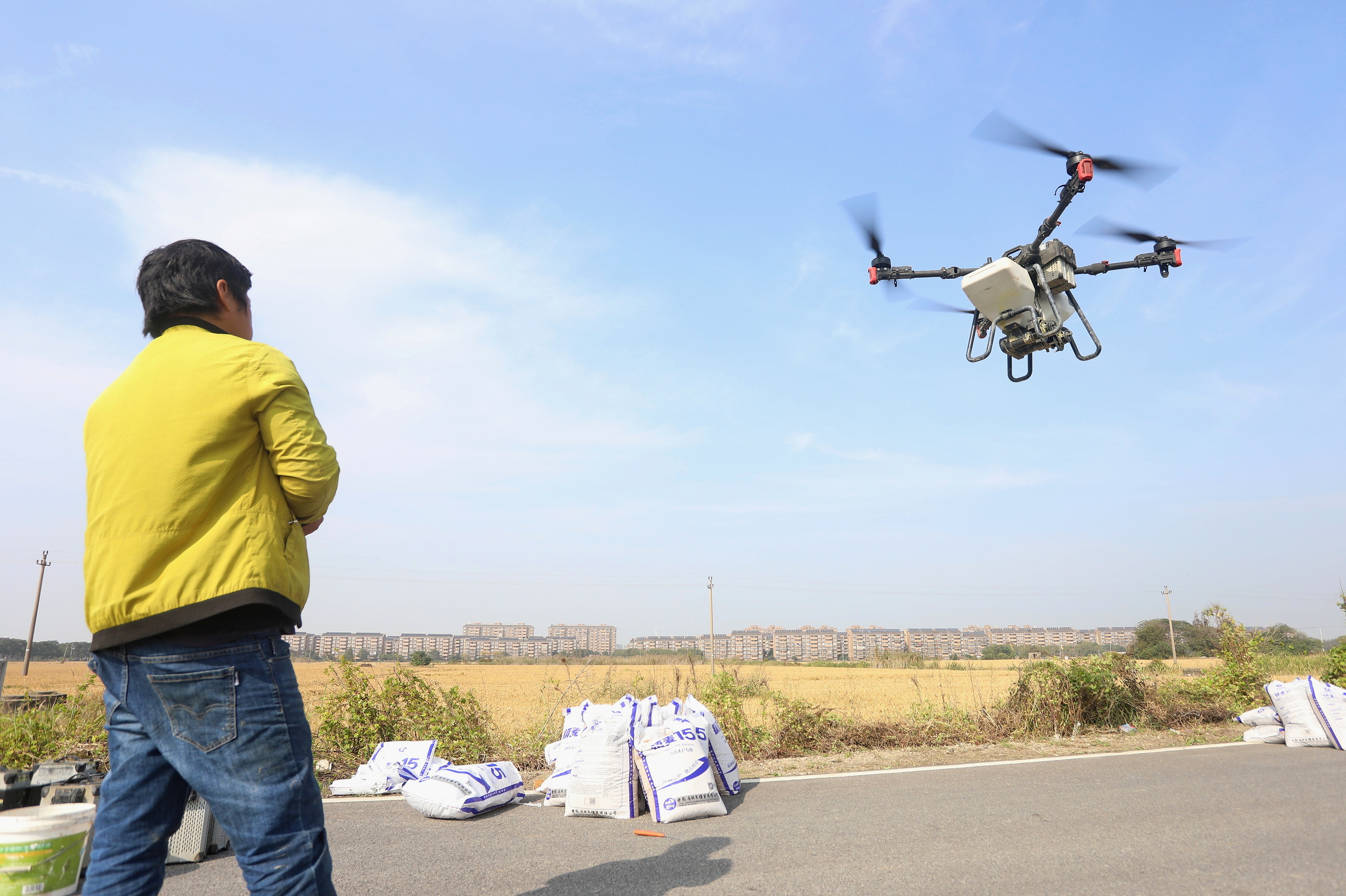 2023年11月15日，浙江嘉興，南湖區(qū)七星街道一處農(nóng)田里，農(nóng)民操縱無(wú)人機(jī)進(jìn)行冬小麥飛播。