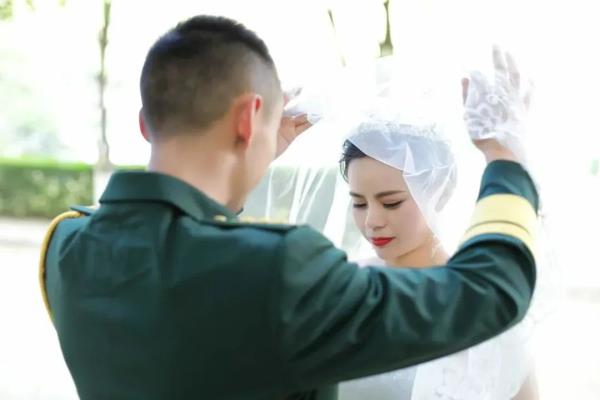 最浪漫的事，就是和心愛(ài)的人一起守邊防！