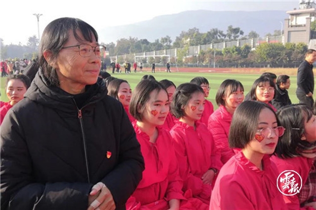 習近平辦公室書架上，擺著同張桂梅等“七一勛章”獲得者在一起的照片