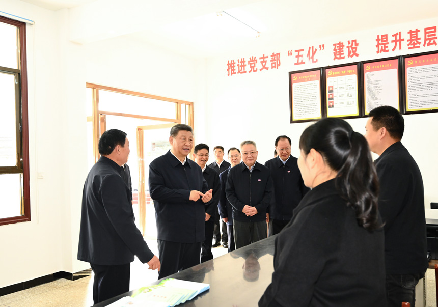2024年3月18日至21日，中共中央總書記、國家主席、中央軍委主席習(xí)近平在湖南考察。這是19日下午，習(xí)近平在常德市鼎城區(qū)謝家鋪鎮(zhèn)港中坪村黨群服務(wù)中心了解當(dāng)?shù)貫榛鶎訙p負(fù)、提升基層治理效能等情況。新華社記者 燕雁 攝