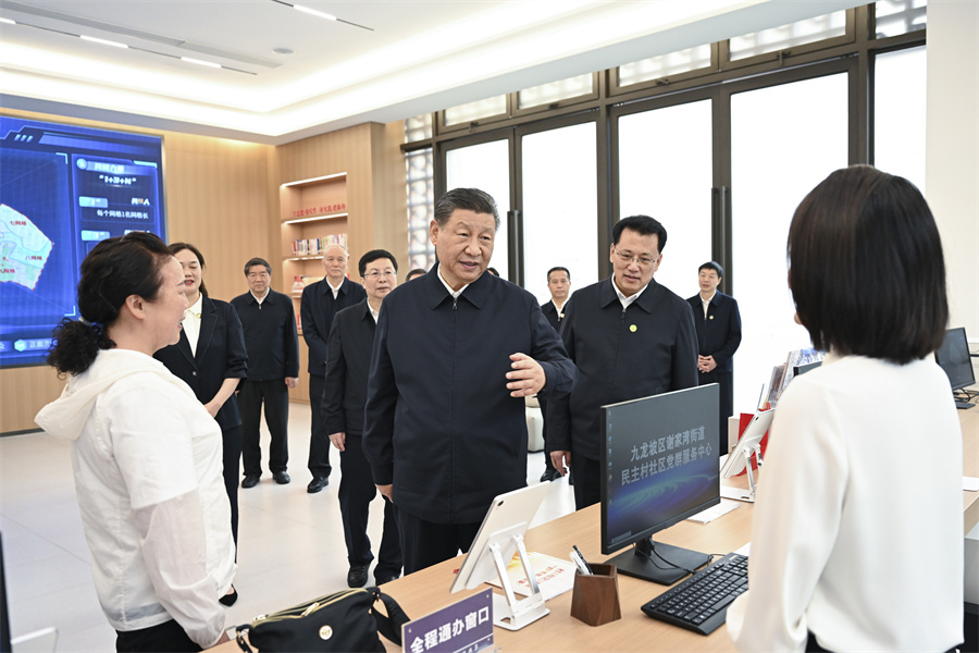 2024年4月22日至24日，中共中央總書記、國家主席、中央軍委主席習(xí)近平在重慶考察。這是22日下午，習(xí)近平在九龍坡區(qū)謝家灣街道民主村社區(qū)考察。新華社記者 謝環(huán)馳 攝