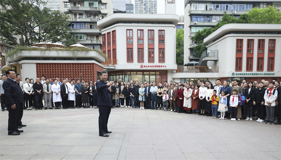 2024年4月22日至24日，中共中央總書記、國家主席、中央軍委主席習(xí)近平在重慶考察。這是22日下午，習(xí)近平在九龍坡區(qū)謝家灣街道民主村社區(qū)考察時，同社區(qū)居民親切交流。新華社記者 鞠鵬 攝