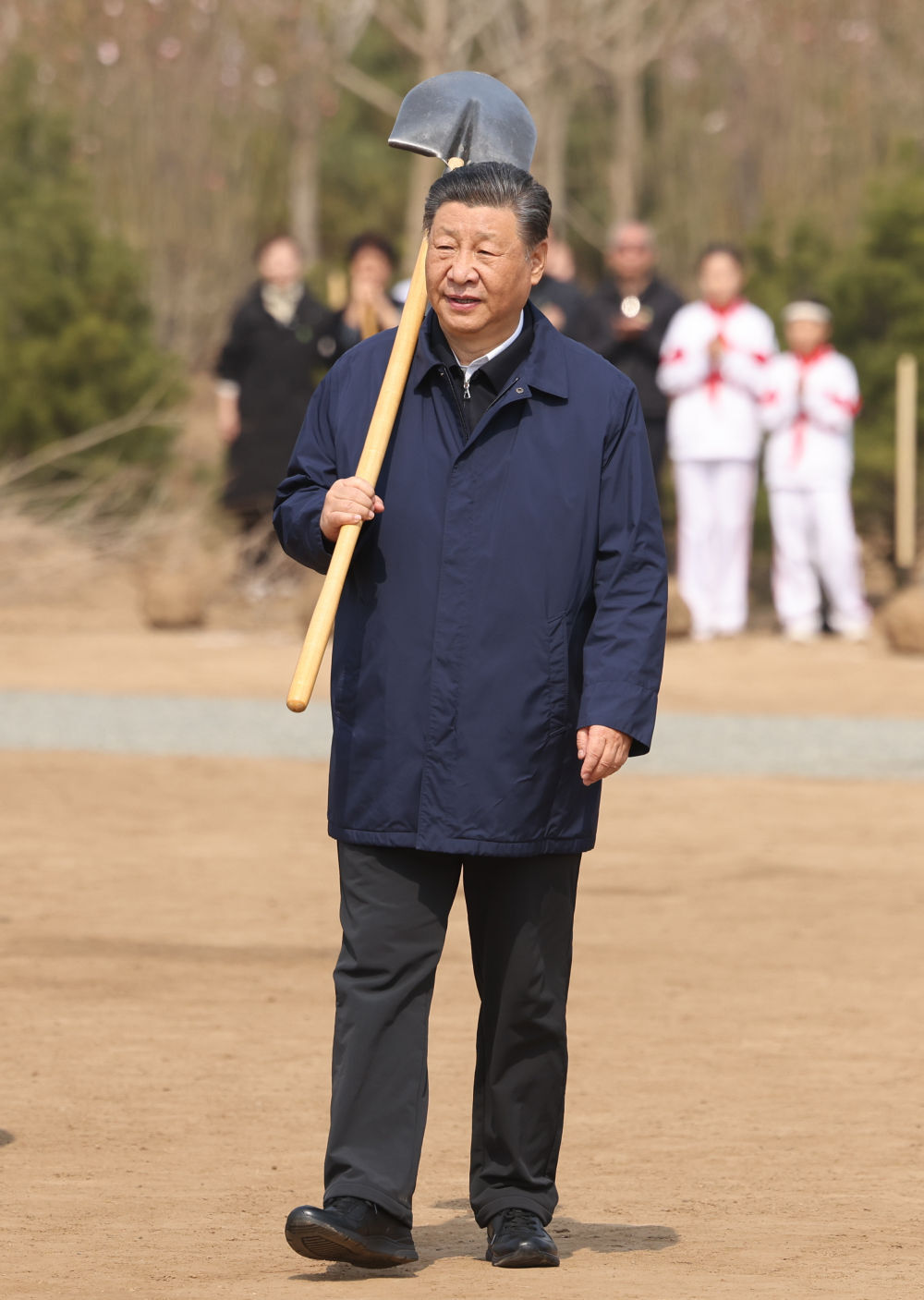 2024年4月3日，黨和國(guó)家領(lǐng)導(dǎo)人習(xí)近平、李強(qiáng)、趙樂(lè)際、王滬寧、蔡奇、丁薛祥、李希、韓正等來(lái)到北京市通州區(qū)潞城鎮(zhèn)參加首都義務(wù)植樹活動(dòng)。這是習(xí)近平扛起鐵鍬走向植樹地點(diǎn)。新華社記者 龐興雷 攝
