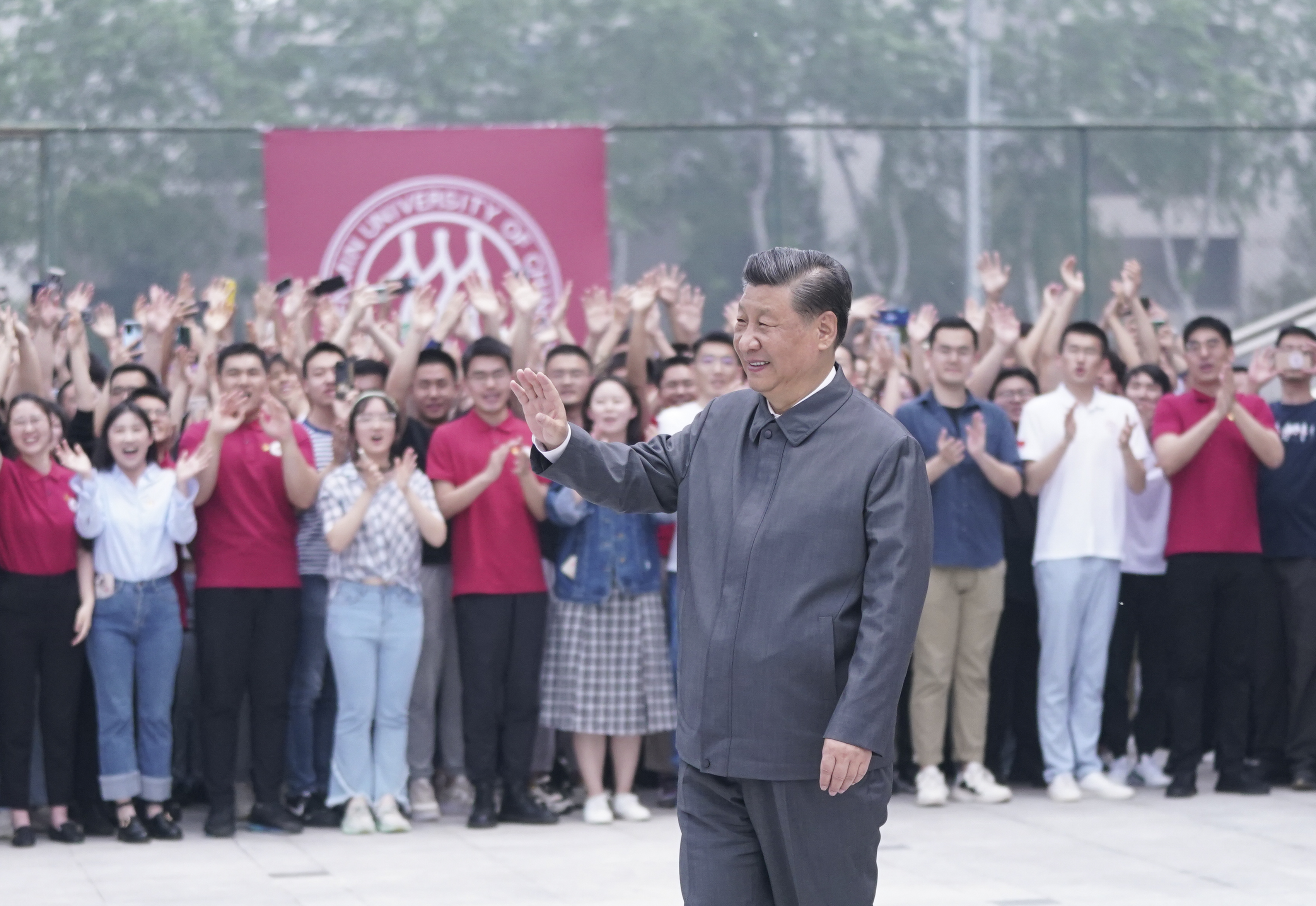 2022年4月25日，習(xí)近平總書記來到中國(guó)人民大學(xué)考察調(diào)研。這是習(xí)近平向師生們揮手致意。