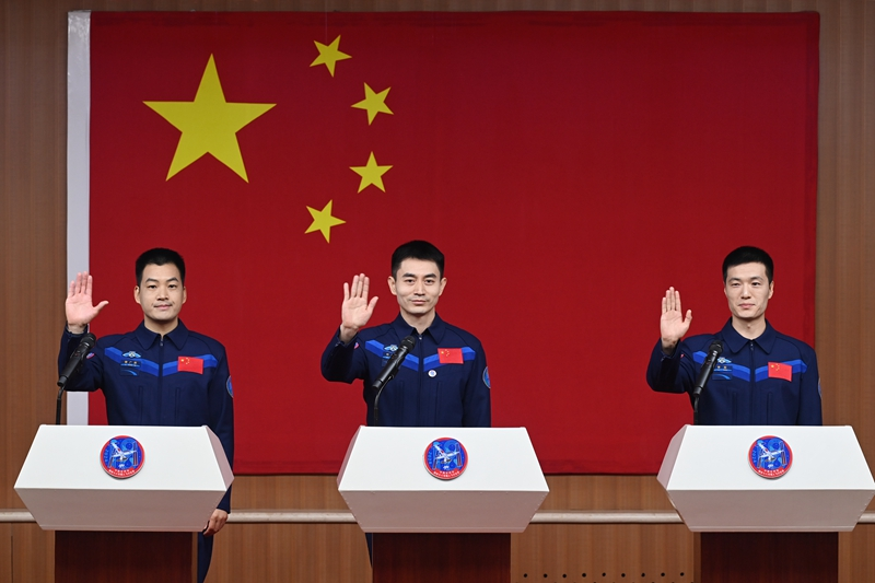 2024年月24日，神舟十八號(hào)載人飛行任務(wù)航天員葉光富（中）、李聰（右）、李廣蘇在酒泉衛(wèi)星發(fā)射中心問天閣與媒體記者集體見面。