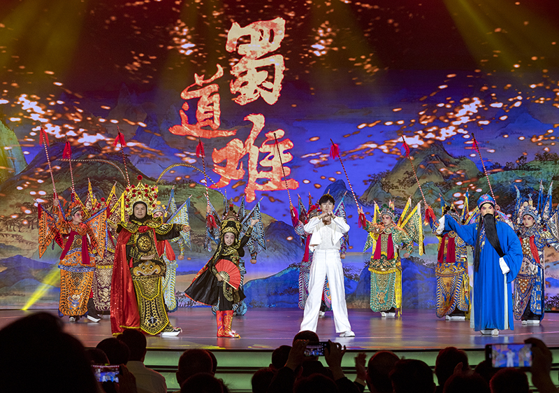 2023年10月13日，成都，“把青春華章寫(xiě)在祖國(guó)大地上”大思政課網(wǎng)絡(luò)主題宣傳和互動(dòng)引導(dǎo)活動(dòng)在四川大學(xué)舉行。