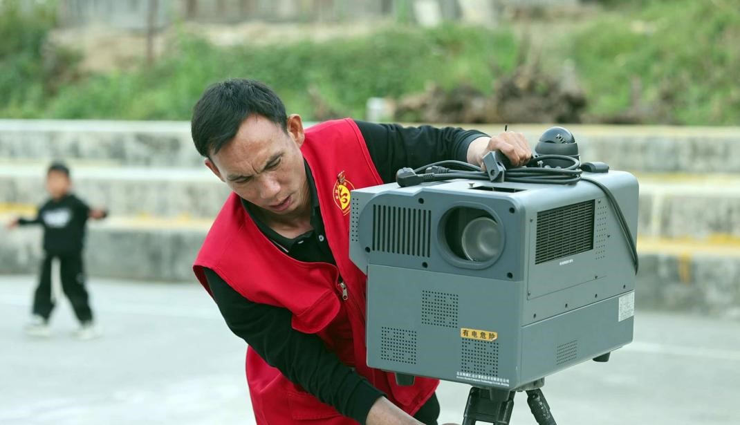 杨明金调试着放映设备.jpg