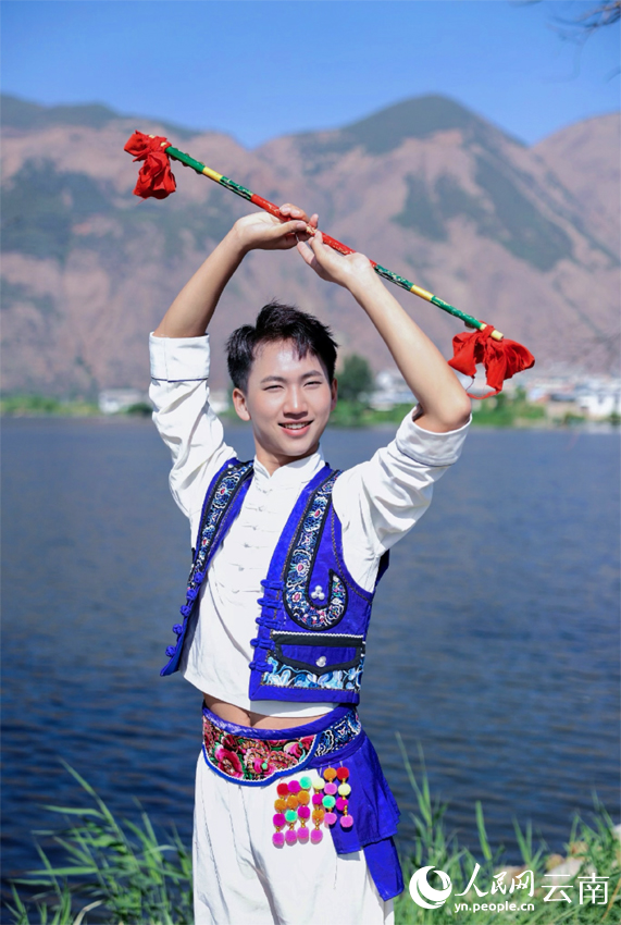 1在家鄉(xiāng)跳“霸王鞭”舞的杜宇峰。趙勇攝