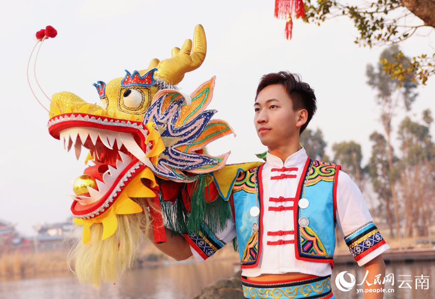 2在家鄉(xiāng)參加“板凳龍”表演的杜宇峰。趙勇攝