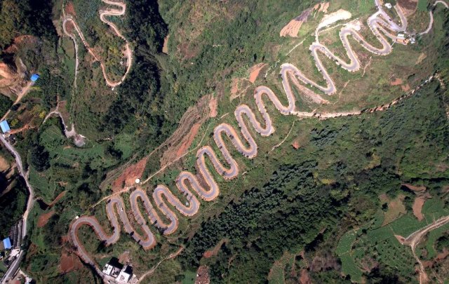 ▲宜良68道拐公路(新华社记者 蔺以光 摄)