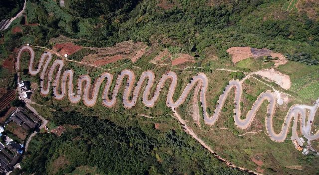 ▲宜良68道拐公路(新华社记者 蔺以光 摄)