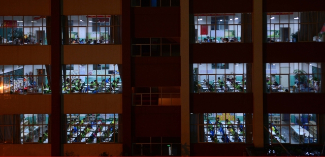 （專題）2016年6月4日。高三的最后一刻，此圖為：高三的教室里燈火通明