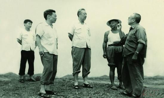 1978年8月，習(xí)仲勛（左三）在廣東惠陽(yáng)農(nóng)村調(diào)研。在清華大學(xué)讀書的習(xí)近平（左一）利用暑假時(shí)間參加社會(huì)實(shí)踐，隨同父親一起下鄉(xiāng)。