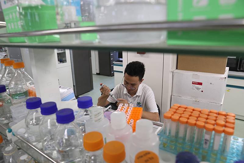 在三亞崖州灣科技城，一名青年科技工作者正在進(jìn)行科研工作。