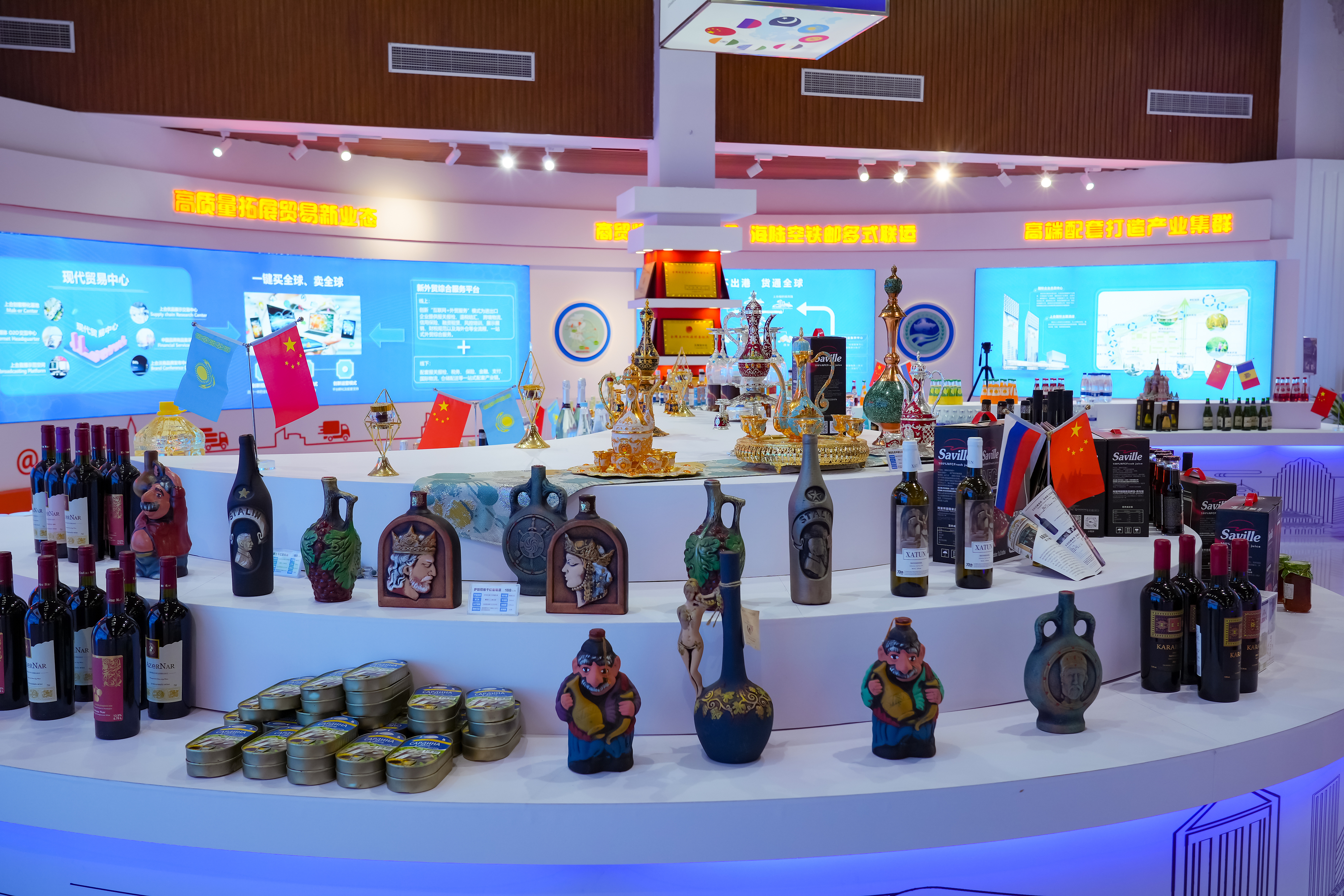 2022年10月19日，青島，上合示范區(qū)展出的上合國(guó)家特色商品。