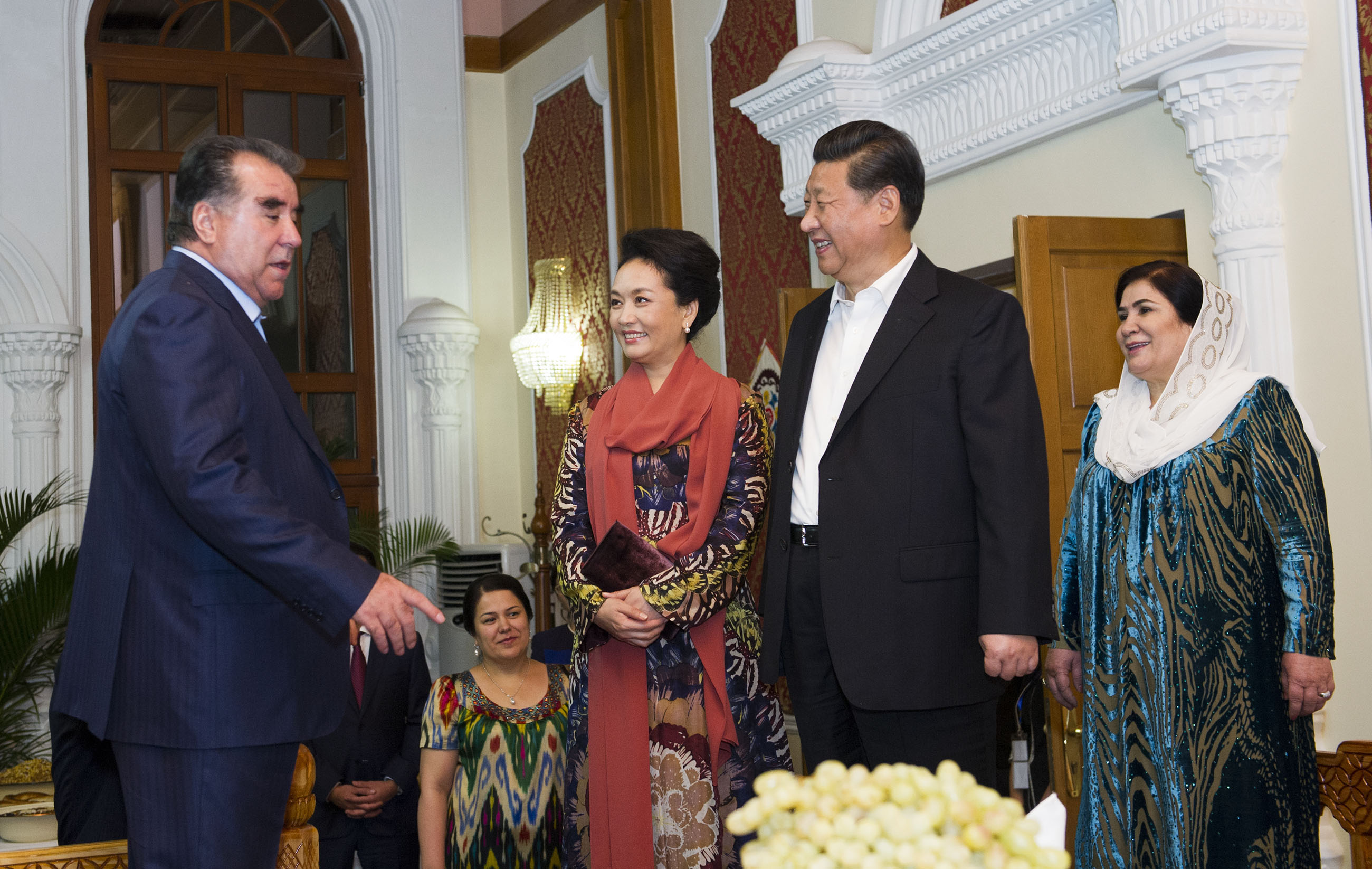 2014年9月12日，習(xí)近平主席在杜尚別出席塔吉克斯坦總統(tǒng)拉赫蒙舉行的家宴。這是習(xí)近平主席和夫人彭麗媛在拉赫蒙夫婦陪同下參觀總統(tǒng)官邸。