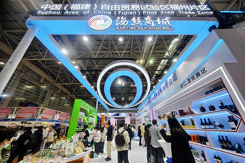 2024年3月18日，第四屆中國跨境電商交易會在福建福州開幕。展會聚焦“鏈接跨境全流域 共建電商新生態(tài)”，集聚全國80余個(gè)外貿(mào)產(chǎn)業(yè)帶的上千家供應(yīng)鏈企業(yè)。