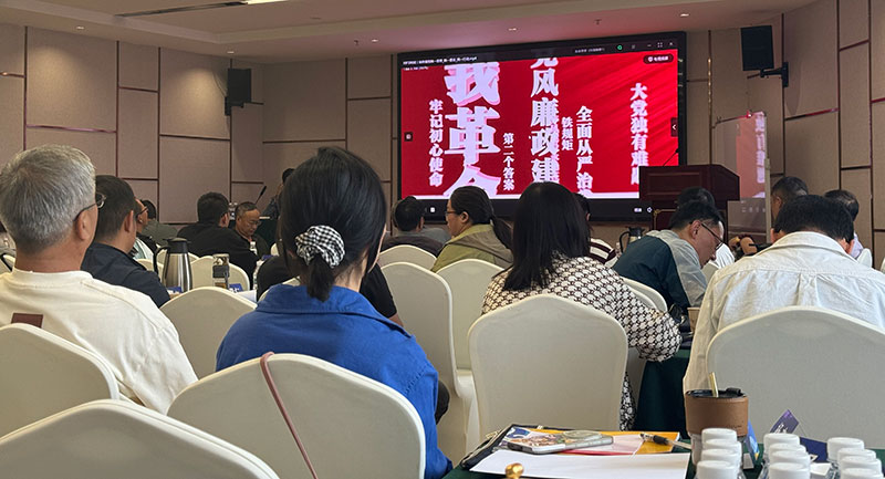 课前学员观看警示教育片 （郭彩盼摄） 学员参观公司党建文化阵地 （郭彩盼 摄）