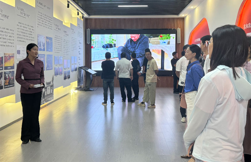 ） 学员参观公司党建文化阵地 （郭彩盼 摄）