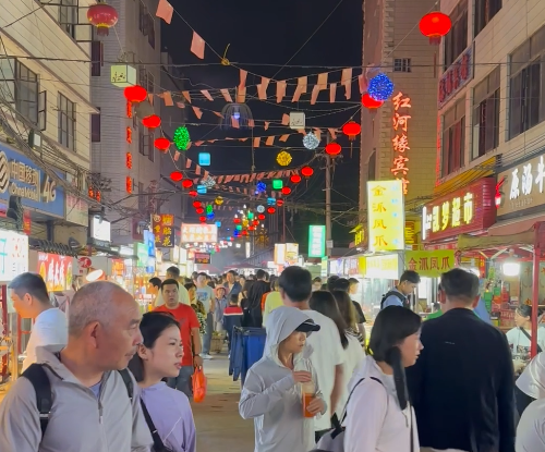 雙橋夜市煥發(fā)老街新活力，云南特色美食匯聚一堂，熱鬧的雙橋夜市.jpg