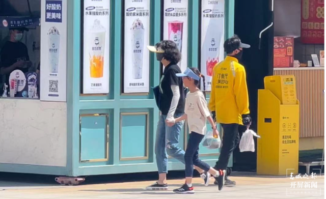 開屏觀察｜炎炎夏日，市民全副“捂”裝！昆明市場防曬用品持續(xù)走俏（春城晚報-開屏新聞記者 馬藝寧 實習(xí)生 李虹雨 王欣怡 攝影報道）