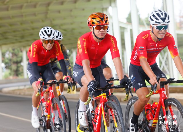 呂先景（中） 本報(bào)記者 周明佳 攝