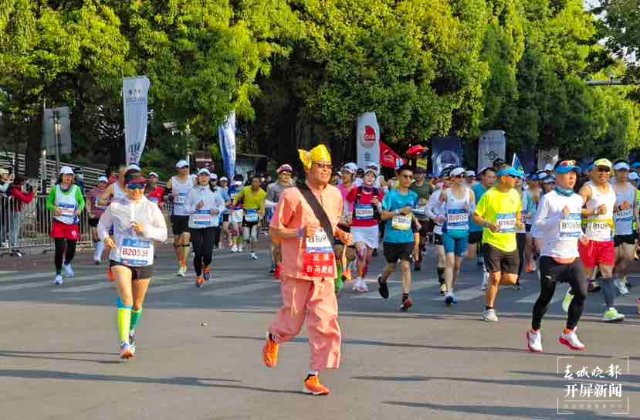 上合昆馬鳴槍開跑，上萬名跑者用腳步丈量春城 春城晚報(bào)-開屏新聞?dòng)浾?羅宗偉 文 高偉 攝影報(bào)道