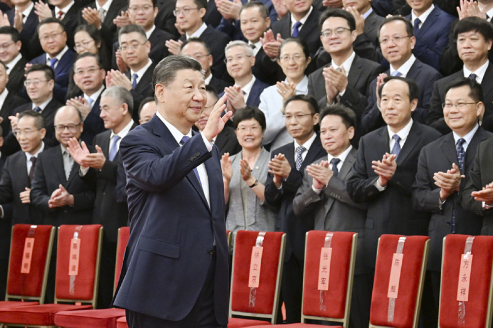 2024年9月23日，習(xí)近平總書記等黨和國家領(lǐng)導(dǎo)人接見探月工程嫦娥六號任務(wù)參研參試人員代表。