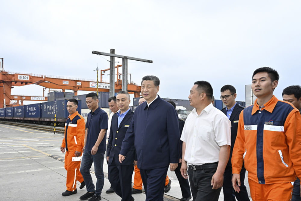 2024年4月22日，習(xí)近平總書記在重慶國際物流樞紐園區(qū)重慶鐵路集裝箱中心站，同貨車司機、列車司機、裝卸工人、場站管理人員等親切交流。