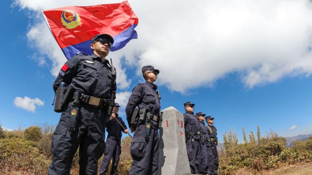 共和國一號界碑旁，騰沖出入境邊防檢查站民警與警旗同框 徐健勛攝影.jpg