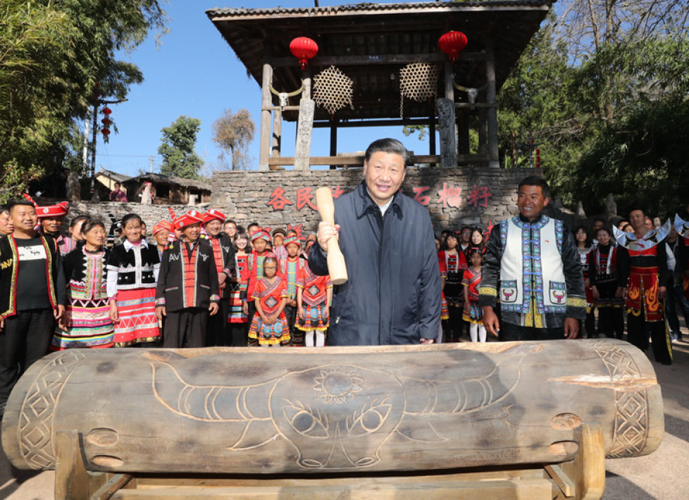 2020年1月19日，習近平總書記在云南省騰沖市清水鄉(xiāng)三家村中寨司莫拉佤族村廣場上，敲響三聲佤族木鼓，祝福來年風調(diào)雨順、國泰民安。