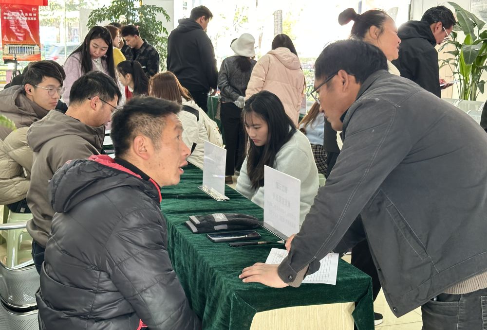 活动现场参加招聘的求职者络绎不绝（廖浚宏 摄）.jpg