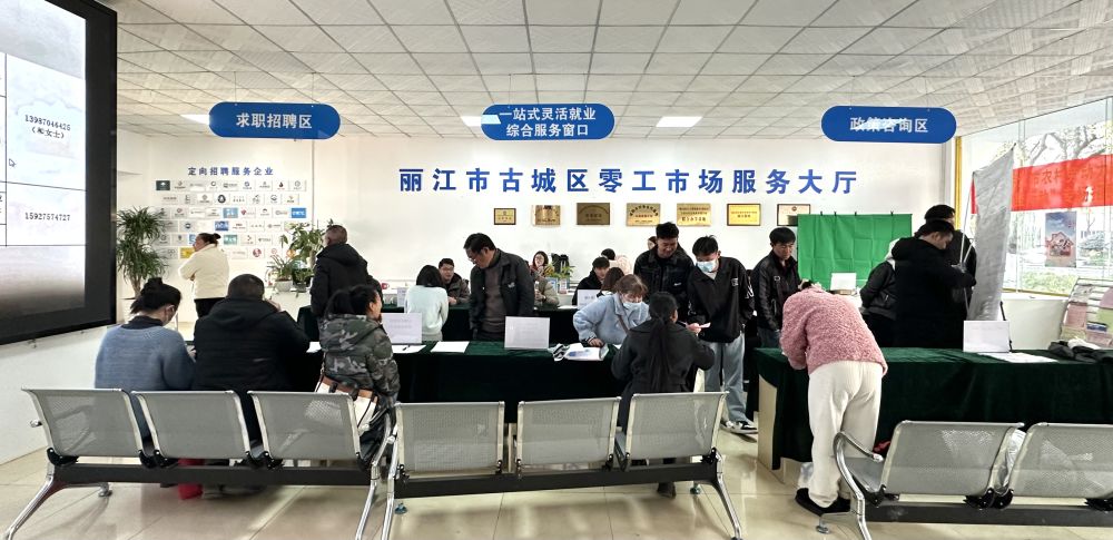 专场招聘会现场（廖浚宏 摄）.jpg